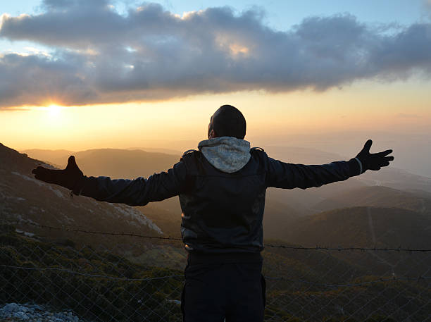 desfrutar do sol - god freedom arms raised high angle view imagens e fotografias de stock