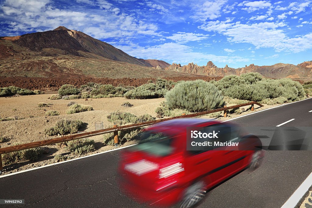 Auto in bellissimo paesaggio - Foto stock royalty-free di Automobile