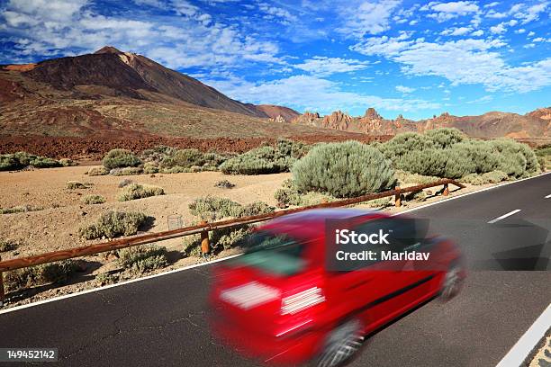 Auto In Bellissimo Paesaggio - Fotografie stock e altre immagini di Automobile - Automobile, Picco di Teide, Ambientazione esterna