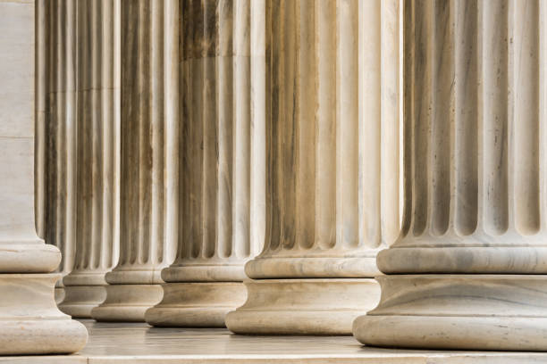 détail architectural des colonnes de marbre d’ordre ionique dans une rangée - ionic column neo classical classical greek photos et images de collection