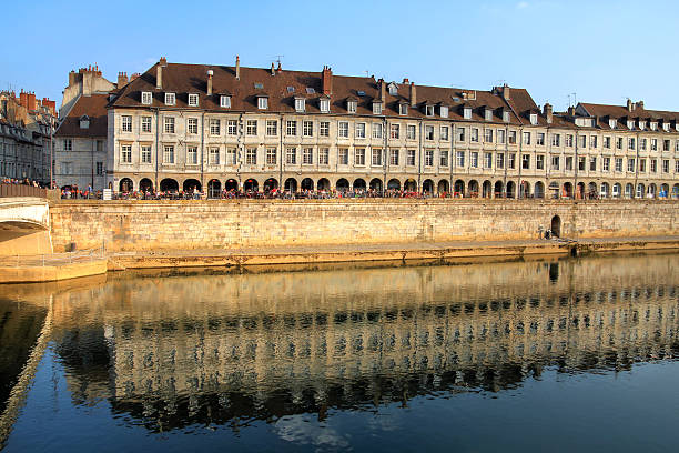 quai vauban, besançon, francia - doubs river foto e immagini stock