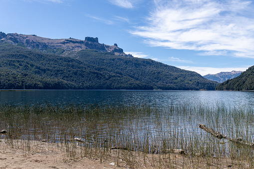 Lago Falkner, a hidden jewel in Argentina, enchants with its turquoise waters and the serenity of its remote location