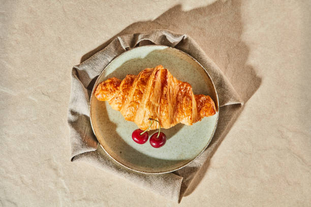 pohled shora na croissant - dezert sladké jídlo fotky - stock snímky, obrázky a fotky