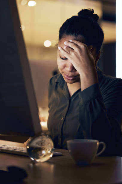 computer, mal di testa notturno e donna nera stanca dopo la contabilità straordinaria, la contabilità o l'analisi dei dati. stress per la salute mentale, glitch del foglio di calcolo 404 e agente con depressione, dolore o problema di burnout - analytics data spreadsheet computer foto e immagini stock