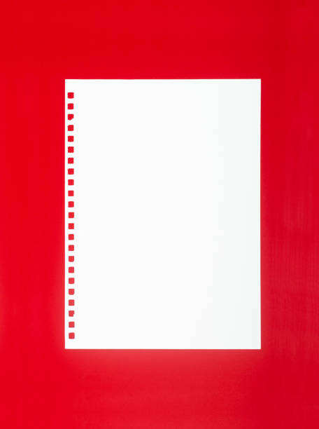 o papel de anotação branco em branco no fundo vermelho. - bulletin board note pad lined paper paper - fotografias e filmes do acervo