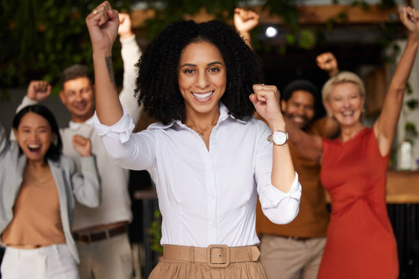 schwarze frau, party und geschäftsfeier in der nacht für gewinn, erfolg und leistung mit führer. diversity-männer und -frauen zusammen für unternehmenswachstum, bonus-deal oder ziele, die mit der faust anfeuern - business ceo building activity business person stock-fotos und bilder