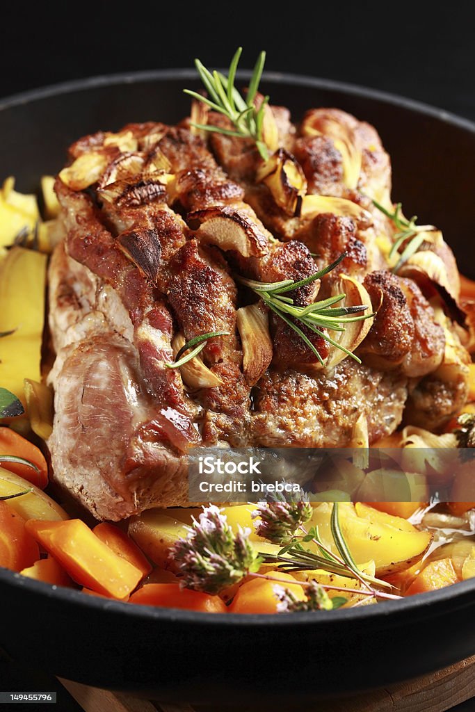 Barbecue de viande avec des légumes - Photo de Ail - Légume à bulbe libre de droits