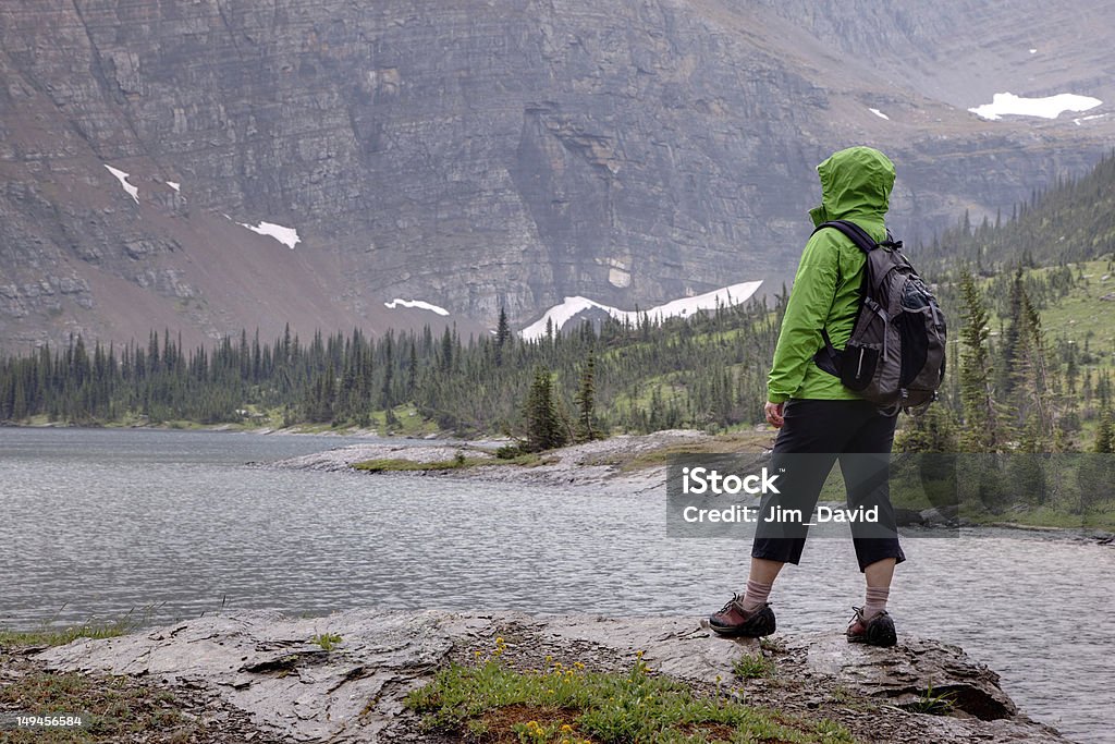 Scarpa da hiking femminile in pioggia Guardando la vista - Foto stock royalty-free di Escursionismo