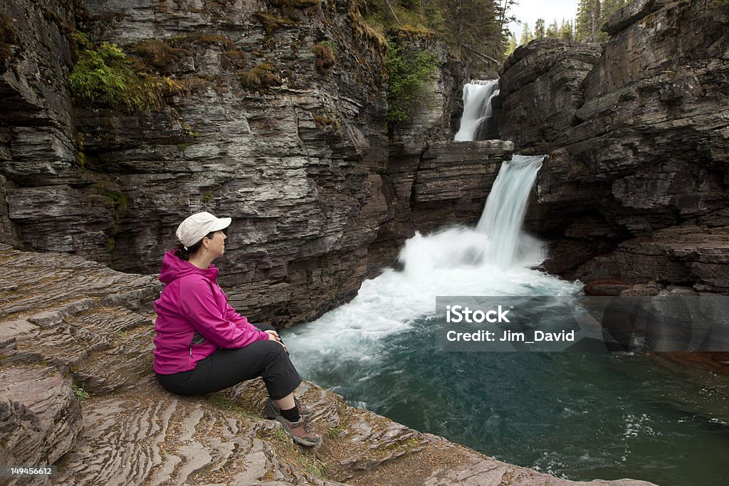 Femme observation de la cascade - Photo de Admirer le paysage libre de droits