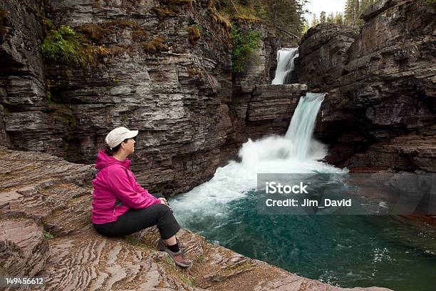 Photo libre de droit de Femme Observation De La Cascade banque d'images et plus d'images libres de droit de Admirer le paysage - Admirer le paysage, Adulte, Adulte d'âge moyen