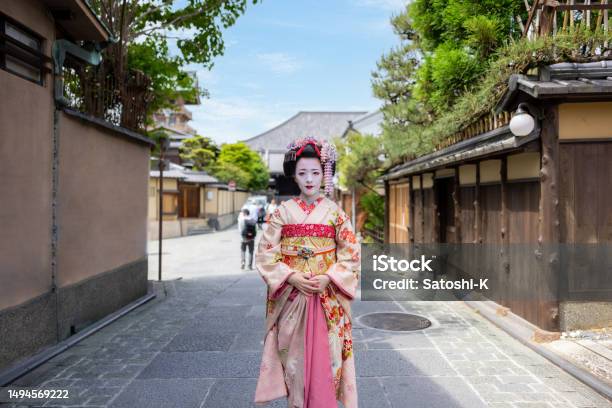 京都の祇園の路上に立つ日本の舞妓(訓練中の芸者)の肖像画