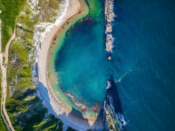 쥬라기 해안(jurrasic coast)에 있는 맨 오와르 해변(man o'war beach)의 조감도 - durdle door 뉴스 사진 이미지