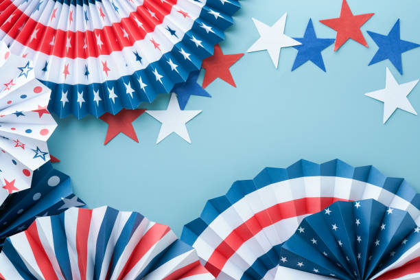 4th of July background. USA paper fans, Red, blue, white stars and confetti on blue wall background. Happy Labor Day, Independence Day, Presidents Day. American flag colors. Mock up. Top view. antecedentes del 4 de julio. abanicos de papel de ee.uu., estrellas rojas, azules, blancas y confeti sobre fondo de pared azul. feliz día del trabajo, día de la independencia, día de los presidentes. colores de la bandera estadounidense. maqueta. vista