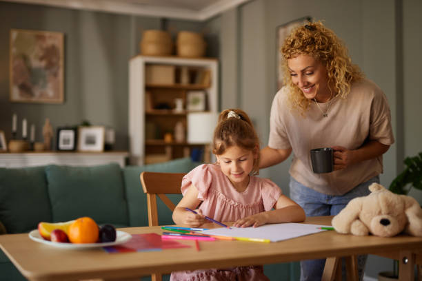 mutter und tochter zusammen zu hause zeichnen - togetherness learning playful mother stock-fotos und bilder