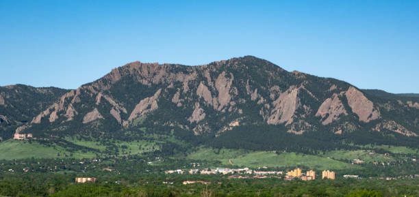 green mountain, south boulder and the flatirons, boulder, colorado in primavera. - flatirons colorado boulder mountain range foto e immagini stock