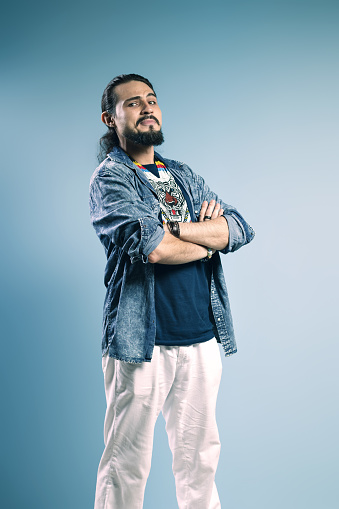 Portrait of a Brazilian wearing a button-down shirt and jeans, with arms crossed, serious, in the 3/4 position, looking at the camera - Belém - Pará - Brazil