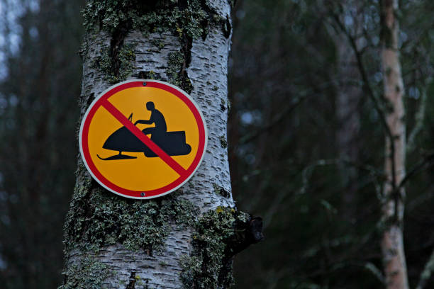 panneau de signalisation interdisant la motoneige - sign hiking north sport symbol photos et images de collection