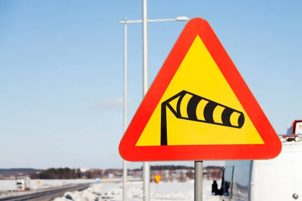 a traffic sign that means warning for strong winds