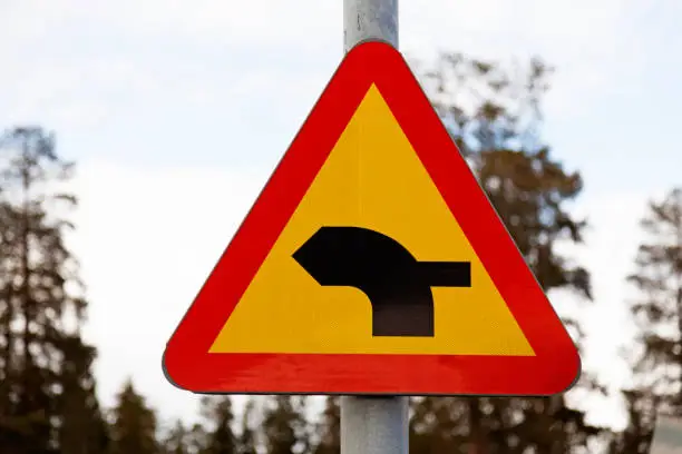 road sign showing that the thick part of the road has priority