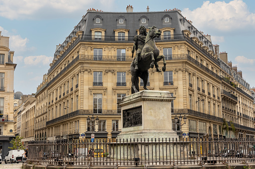 Place des Victoires en París con la estatua ecuestre de Luis XIV en su centro photo