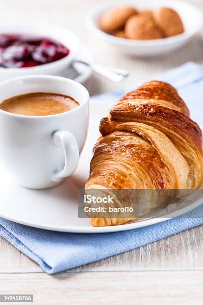Frühstück Stockfoto und mehr Bilder von Bildschärfe - Bildschärfe, Biscotti, Croissant