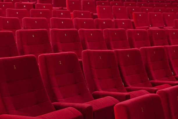 vermelho cadeiras - empty theater imagens e fotografias de stock