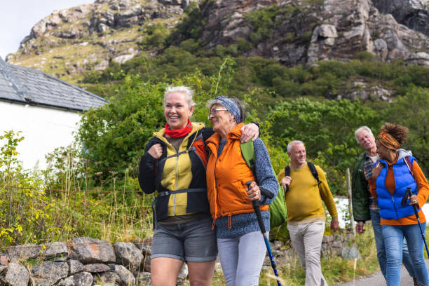 rindo juntos em uma caminhada - torridon - fotografias e filmes do acervo