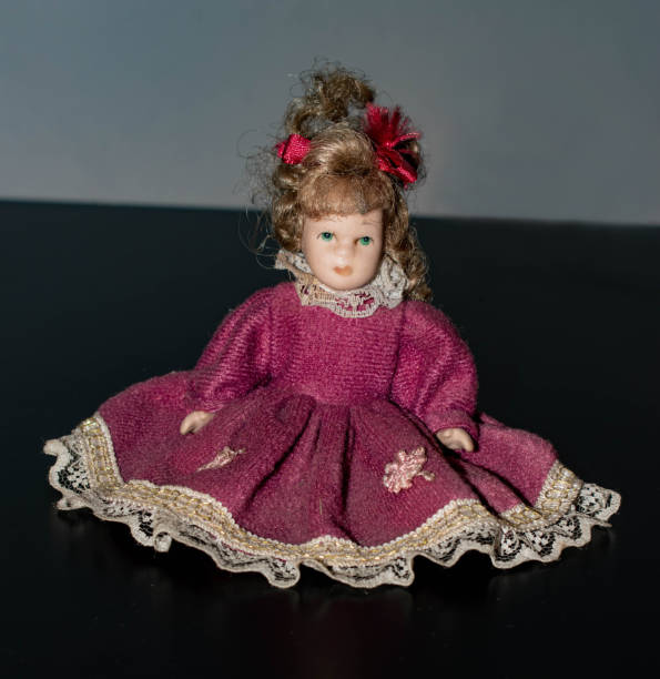 zbliżenie lalki, przerażającej lalki vintage, starej lalki w sukience - keyhole old antique door zdjęcia i obrazy z banku zdjęć