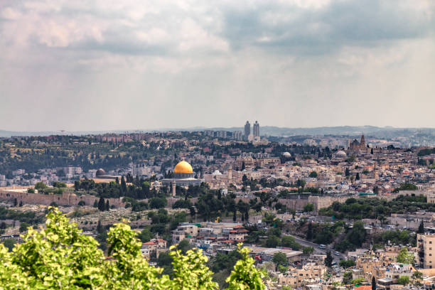 mesquita de al-aqsa (cúpula da rocha) na cidade velha. vista panorâmica da universidade hebraica de jerusalém - israel - jerusalem dome jerusalem old city dome of the rock - fotografias e filmes do acervo