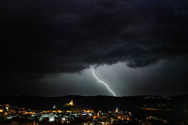 orage sombre avec éclairs sur la ville nocturne - thunderstorm lightning storm monsoon photos et images de collection