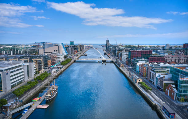 above river liffey - liffey river imagens e fotografias de stock