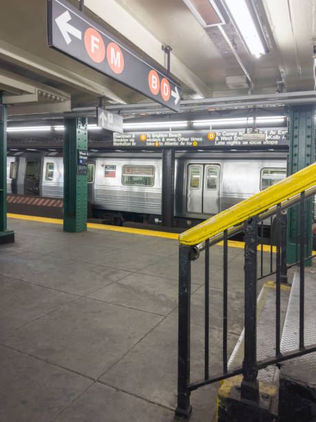 pociąg metra - subway station new york city staircase manhattan zdjęcia i obrazy z banku zdjęć