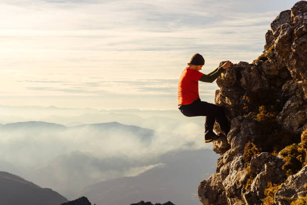 żądny przygód człowiek w górach - risk high up sport outdoors zdjęcia i obrazy z banku zdjęć