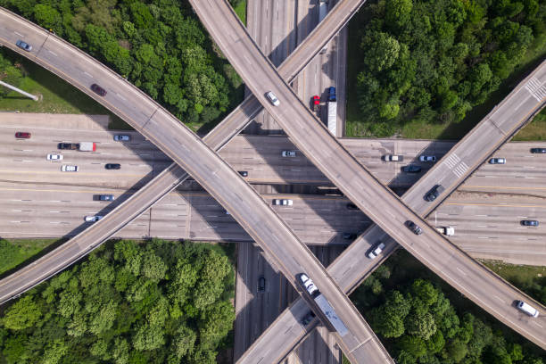 An aerial view of a highway intersection with a traffic intersection.