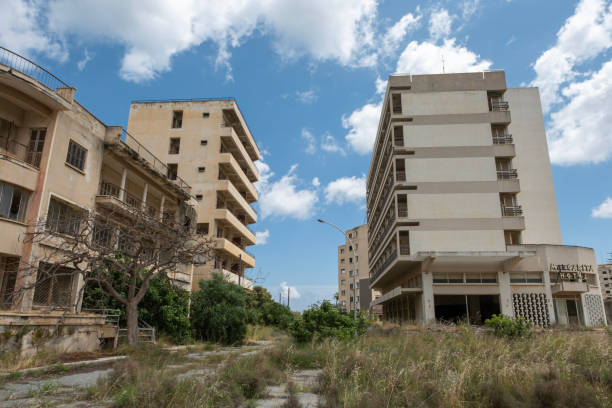 ville fantôme de varosha - hotel occupation photos et images de collection