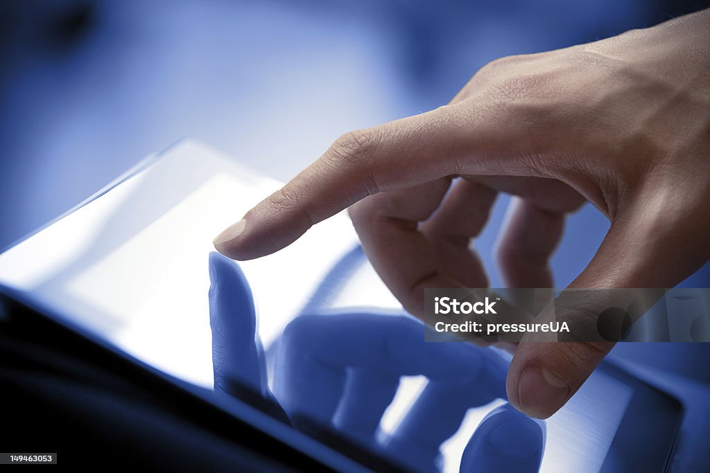Tocando a tela do Tablet PC - Foto de stock de Apontar - Sinal Manual royalty-free