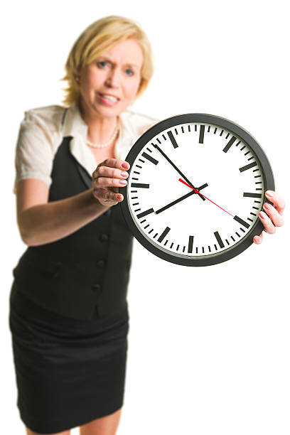 biuro kobieta z zegarem - clock wall clock face clock hand zdjęcia i obrazy z banku zdjęć