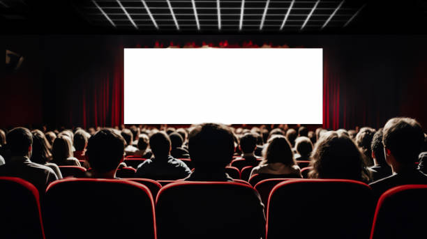 menschen im kinosaal mit leerer weißer leinwand. - filmindustrie stock-fotos und bilder