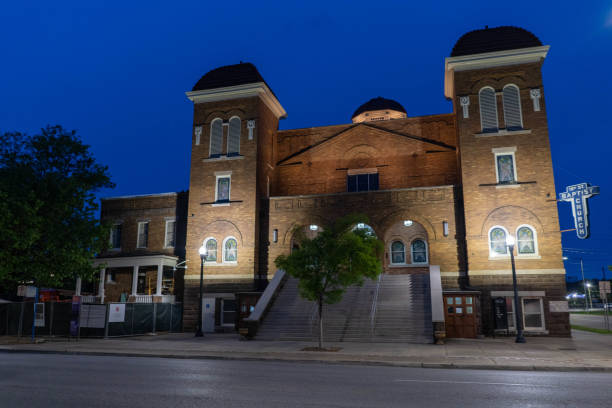 historische 16th street baptist church, ort eines rassistischen bombenanschlags im jahr 1963. - civil rights stock-fotos und bilder