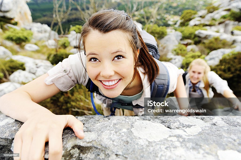 Mujer Alegre escalada - Foto de stock de Acantilado libre de derechos