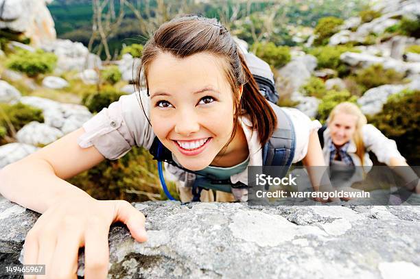 Mujer Alegre Escalada Foto de stock y más banco de imágenes de Acantilado - Acantilado, Actividad, Actividades recreativas