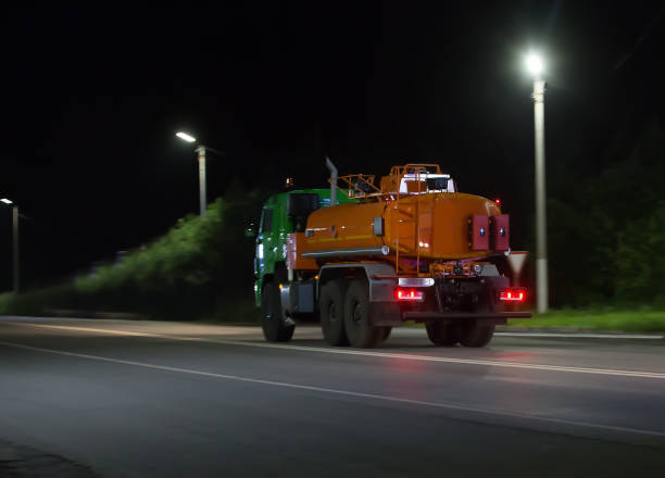 caminhão de combustível se move ao longo da estrada. - truck oil industry natural gas action - fotografias e filmes do acervo