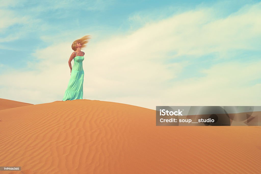 Kobieta i pustyni. ZEA - Zbiór zdjęć royalty-free (20-24 lata)