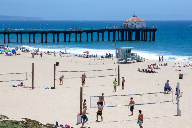 人々はバレーボールのクプルツと古い木製の桟橋、ロサンゼルス、アメリカでレドンドビーチの美しいビーチを楽しんでいます - redondo beach ストックフォトと画像