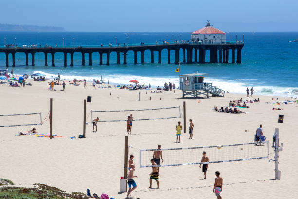 people enjoy the  beautiful beach in redondo beach  with volleyball cpurtzs amd old wooden pier, los angeles, usa - redondo beach imagens e fotografias de stock