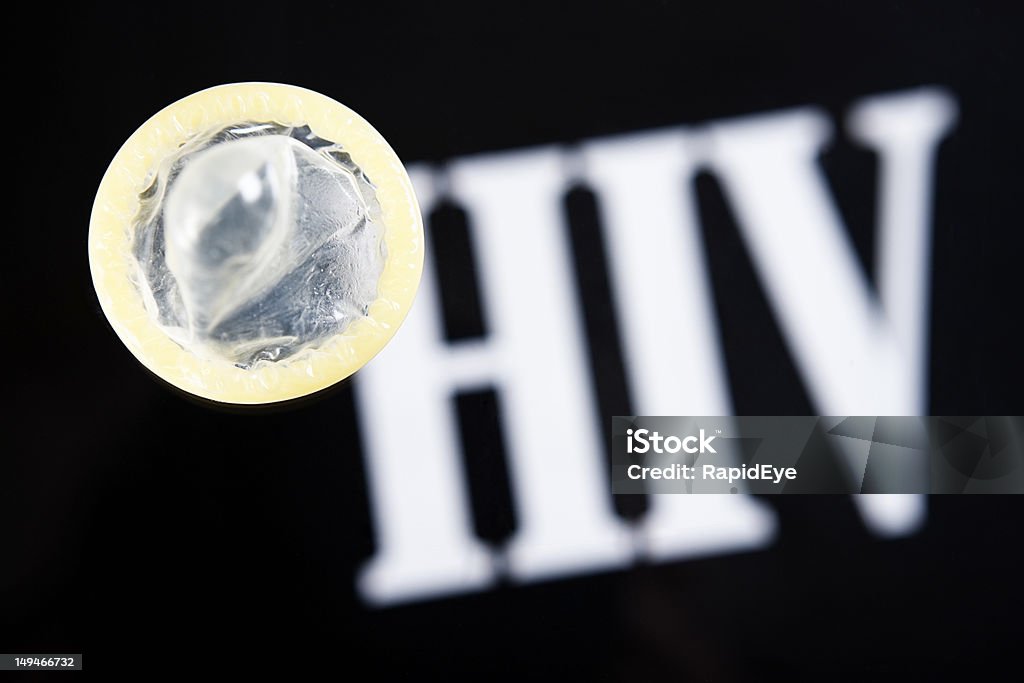 Презерватив расположе�н на цветом ВИЧ, против черный - Стоковые фото Сексуальное здоровье роялти-фри