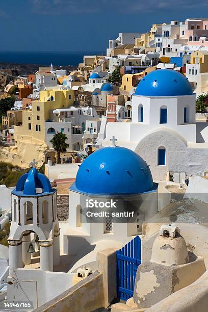 Las Iglesias Y Las Casas De Oia Foto de stock y más banco de imágenes de Aldea - Aldea, Arquitectura, Azul