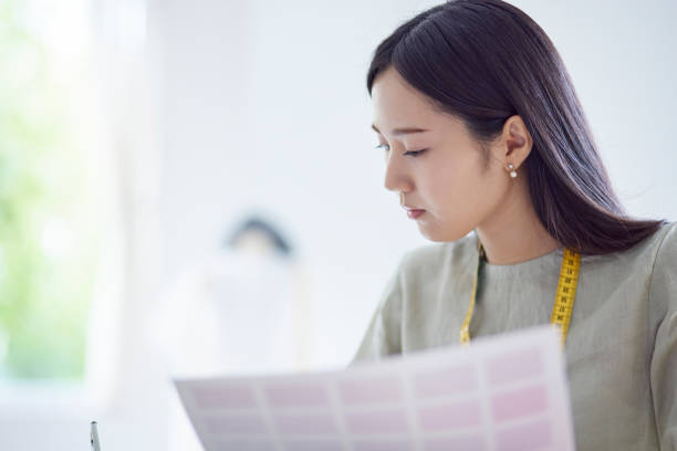 Japanese woman working as a fashion designer Japanese woman working as a fashion designer 書く stock pictures, royalty-free photos & images