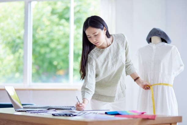 Japanese woman working as a fashion designer Japanese woman working as a fashion designer 書く stock pictures, royalty-free photos & images