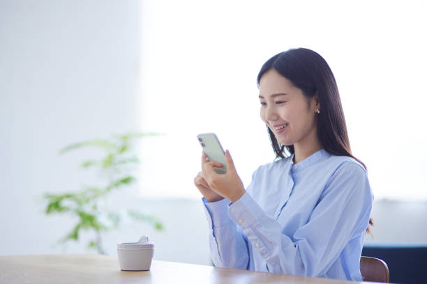 femme japonaise se relaxant dans sa chambre - on the phone women beautiful beauty photos et images de collection